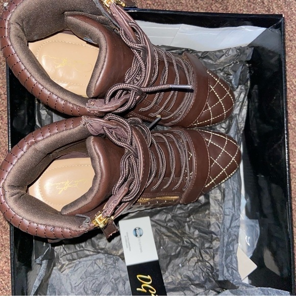 NWT Diane Gilman ankle boot with wedge heel, zipper, Velcro, laces and style. - Picture 3 of 9